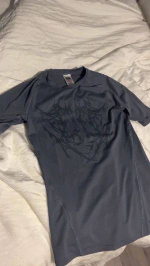 Gymshark - Oanvänd Gymshark tshirt, säljer då den inte kom till nån användning. Skicka prisförslag!