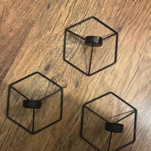 Ljushållare - Bilderna visar tre moderna, hexagonformade väggljushållare i svart metall. De har en stilren design och är perfekta för värmeljus. Alla hållare ser ut att vara i mycket gott skick utan synligt slitage eller defekter. Passar utmärkt som dekorativ belysning i hemmet.
