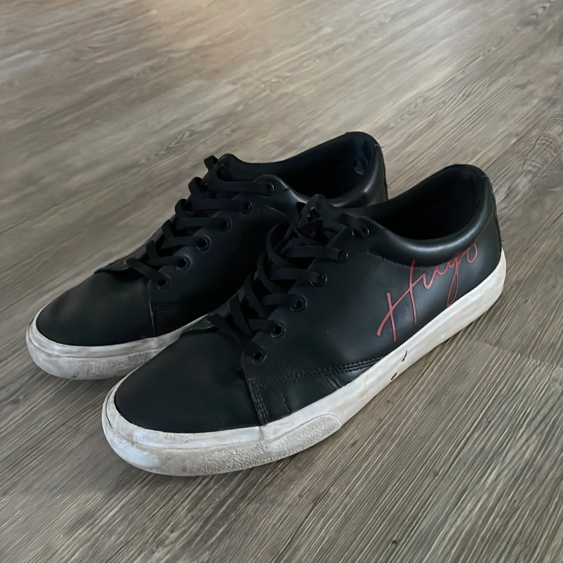 Svarta Hugo sneakers med röd logga - 1