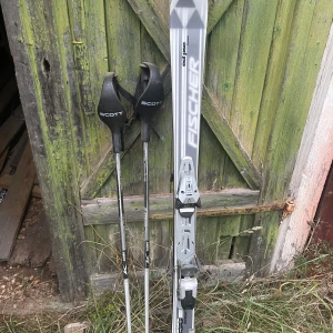 Fischer Skidor med Scott Stavar - Fischer skidor med bindningar och Scott stavar. Skidorna är 140 cm och i gott begagnat skick. Perfekt för nybörjare eller fritidsåkare. Stavarna är bekväma att hålla, använda fåtal gånger🩵