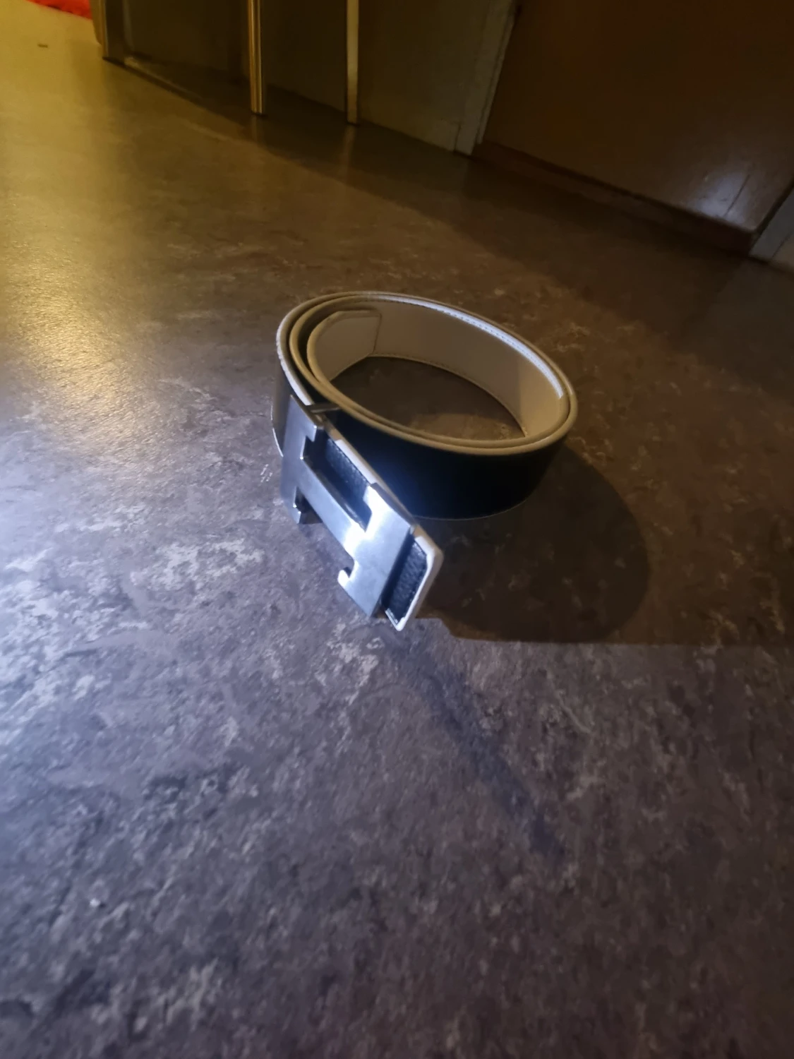 Svart skärp med silvrigt H-spänne - 2