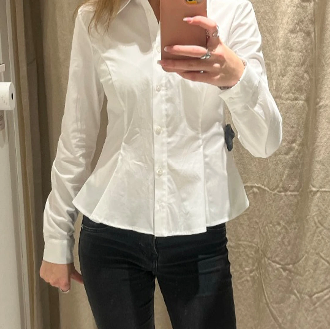 Vit figursydd skjorta med knappar - 1