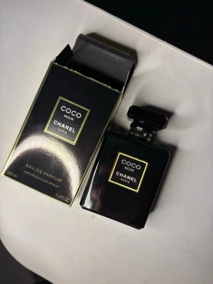 Chanel Coco Noir Eau de Parfum - Stilren och lyxig parfym från Chanel, Coco Noir Eau de Parfum. Flaskan rymmer 100 ml och passar dig som vill ha en elegant touch i din vardag. Perfekt för dig som gillar klassisk design och exklusiva märken.