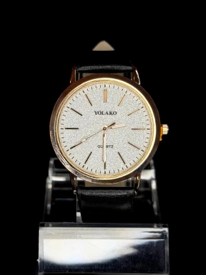 Yolako Champagne Shimmer - Black Edition *Helt ny* - En elegant klocka med guldfärgad boett, skimrande urtavla och svart läderarmband. Stilren & tidlös – perfekt till både vardag och fest. Quartz-urverk. *Helt ny*