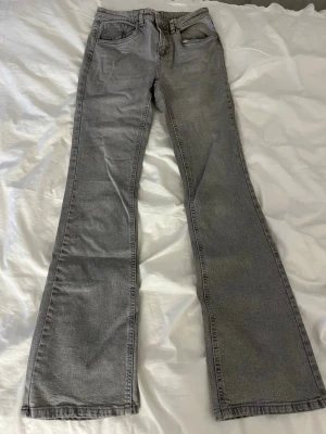 Grå bootcut jeans  - Köpta på Ullared, har använts endast fåtal ggr så de e fortfarande fint skick💞