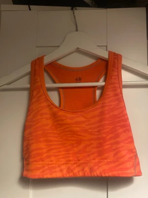 Sport-bh - Sport-bh från Hm. Låg support! Mycket använd men i bra skick🫶🏼rosa/orange
