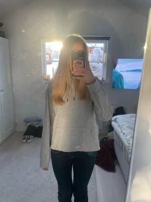 Grå hoodie - Jag säljer nu en grå hoodie i storlek L som är fodrad på insidan. Den är knappast använd och i ett mycket gott skick. Men säljer då den är något stor på mig.