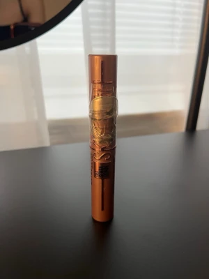 Maybelline Sky High (helt ny) - Helt ny och oöppnad Maybelline Sky High mascara ✨ Originalförseglingen är intakt – aldrig testad.  Superpopulär mascara som ger långa och separerade fransar 💕 Säljer pga kommer inte till användning.  Kan skickas direkt 📦 Skriv vid frågor!