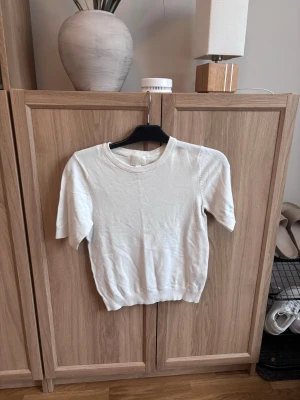 Vit kortärmad stickad tröja - Kortärmad  tunn stickad tröja, storlek XS från hm! Bra skick 💞lite smått genomskinlig men inte mycket