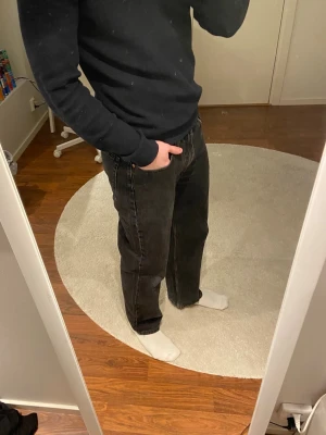 Levis Straight Leg W31 L32 - Svarta Levis i storlek W31 L32. De har använts men är i mycket bra skick med inget slitage och de är inte urtvättade. Inköpspris: 790kr. Skickas inom en till två dagar. Kontakta mig vid frågor! 
