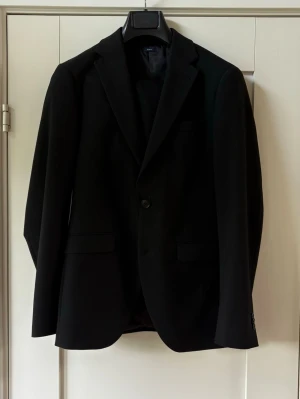 Svart kostym - Helt ny svart stilig kostym från Brothers. Nypris 3899kr, säljer den nu flr endast 1300kr. Först till kvarn! Storlek 46