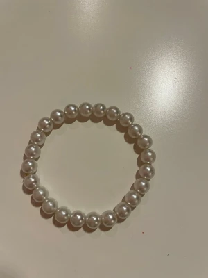 Vitt pärlarmband  - Pärlarmband med vita pärlor 