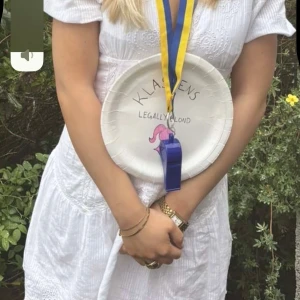 Vit kortklänning med spetsdetaljer - Superfin vit kort klänning från Zara. Klänningen har broderade mönster och spetsdetaljer. Perfekt för sommaren eller studenten🌸