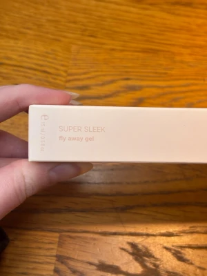 Ny Caia Cosmetics Fly Away Gel - Helt ny oöppnad i sin förpackning Super Sleek Fly Away Gel till håret från Bianca Ingrosso Caia