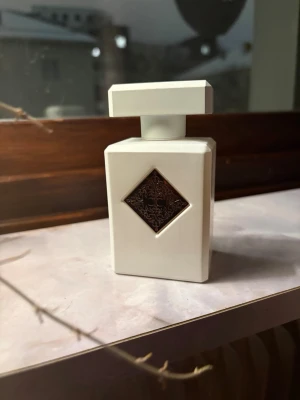 INITIO PARAGON 90ML - Initio Parfums Privés Paragon.  90ml.  Extrait de Parfum - 90% Vol. Ingen presentation. Bedömer kvarvarande mängd till 70+ ml.  Den som vill köpa får avgöra utifrån bilden och buda därefter.