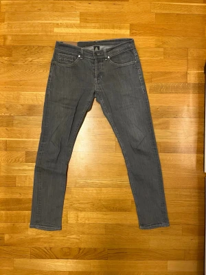 Dondup George - Tjena, ska sälja mina dondup george i storlek 35w 32l. De passar mig bra som har 32w vanligtvis. De är i en fin ljusgrå färg och är i fint skick. Skicka gärna meddelande ifall ni undrar något!