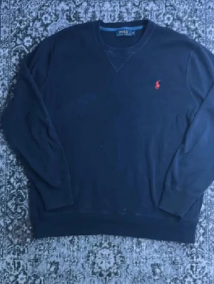 Mörkblå tröja från Polo Ralph Lauren - Ralph lauren tröja o bra skick. Storlek M. Har tyvärr inte kvitto eller något annat äkthetsbevis därav det lägre priset.