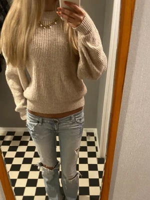  stickad tröja  - Säljer denna stickade tröjan från Loavies i storlek s 