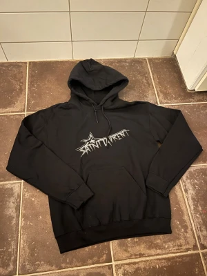 Saint Laurent hoodie  - Riktigt fet och eftertraktad hoodie med saint laurent loggan. Storlek S, skick 10/10!! Saknar lapp i nacken så är lite osäker på äktheten så därför är priset just nu på 999kr! Nypris runt 7000! Tveka inte med att ställa frågor!