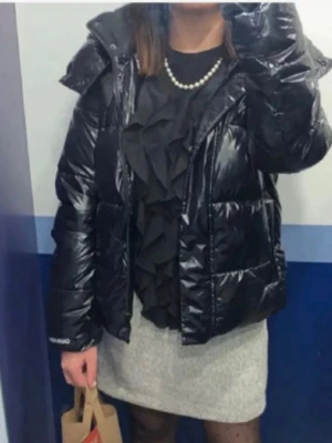 Calvin Klein jacka - Superfin vinterjacka som är varm och bara använts en vinter. Den har en defekt som är inlagt på bild men annars är det inget fel på den 🩷 Strl M men passar S också!