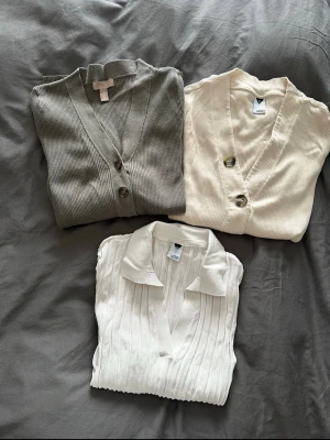 Beige ribbad toppar med knappar - Säljer en beige ribbad toppar! Alla 3 för 100kr! 