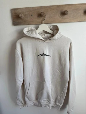 Vit hoodie från Boohoo Man - Denna snygga hoodie är i fint använt skick, det finns lite ytludd.