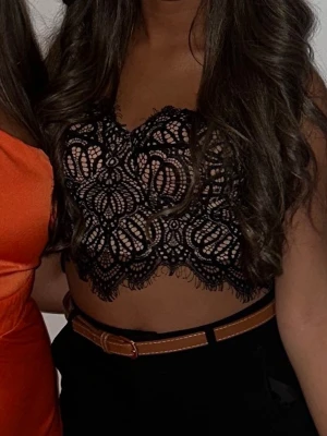 Topp - Säljer denna snygga topp som bara har använts en gång men fick massa komplimanger😍🖤 Funkar för xs-s!!