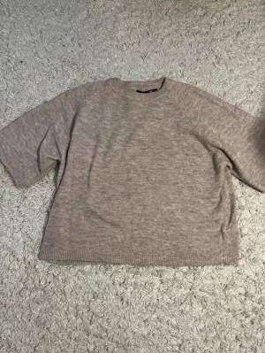 Beige stickad tröja från 157 XS - Mysig beige stickad tröja från 157 i storlek XS. Använd fåtal gånger. Skriv om frågor!💗