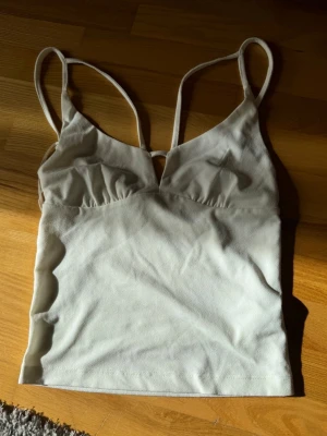 vit festtopp  - topp från bikbok i storlek xs. använd ”köp nu”. 5/1-2026