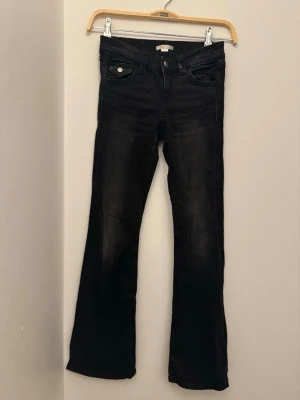 Svarta bootcut jeans Gina Tricot - Säljer ett par svarta bootcut jeans från Gina Tricot i storlek 158. 