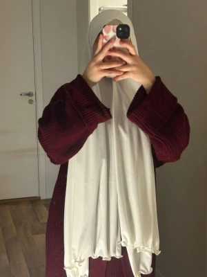 Premium Jersey hijab  - Tillverkad i mjukt och följsamt material som är mycket bekvämt att bära hela dagen.  Praktisk modell som sitter bra på huvudet utan att glida. Perfekt för både vardag och arbete, ger en stilren och elegant look.