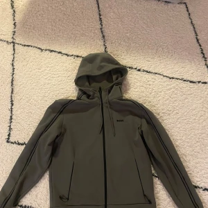 Hugo boss zip - Precis som ny, perfekt inför vintern, S i storlek men passar som M, hör av er vid frågor!