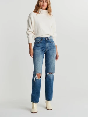 Gina Tricot 90s High Waist Jeans Dark Blue Destroy - Säljer ett par blå jeans med raka ben och hög midja. Jeansen har slitna hål över knäna. Klassisk femficksmodell och tillverkade i jeansmaterial.