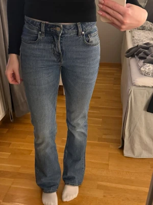 Ljusblåa bootcut jeans Bikbok - Säljer mina ljusblåa bootcut jeans från Bikbok i storlek 25 och längden 32. Jag är 163 cm och de passar bra i längden på mig. Använda två gånger så därför i mycket bra skick. Hör gärna av dig vid frågor❤️