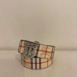 BurberryBälte - Snabb frakt – skickas direkt efter köp! Produkten är helt ny, aldrig använd. Tillverkad i bästa kvalitet på marknaden. Perfekt skick och redo att användas ,Längd 110cm