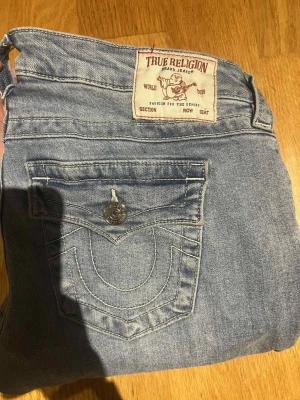 True Religion Joey Low Rise Flare Jeans - Säljer ett par ljusblå True Religion  jeans, W28, nypris 1299🤍