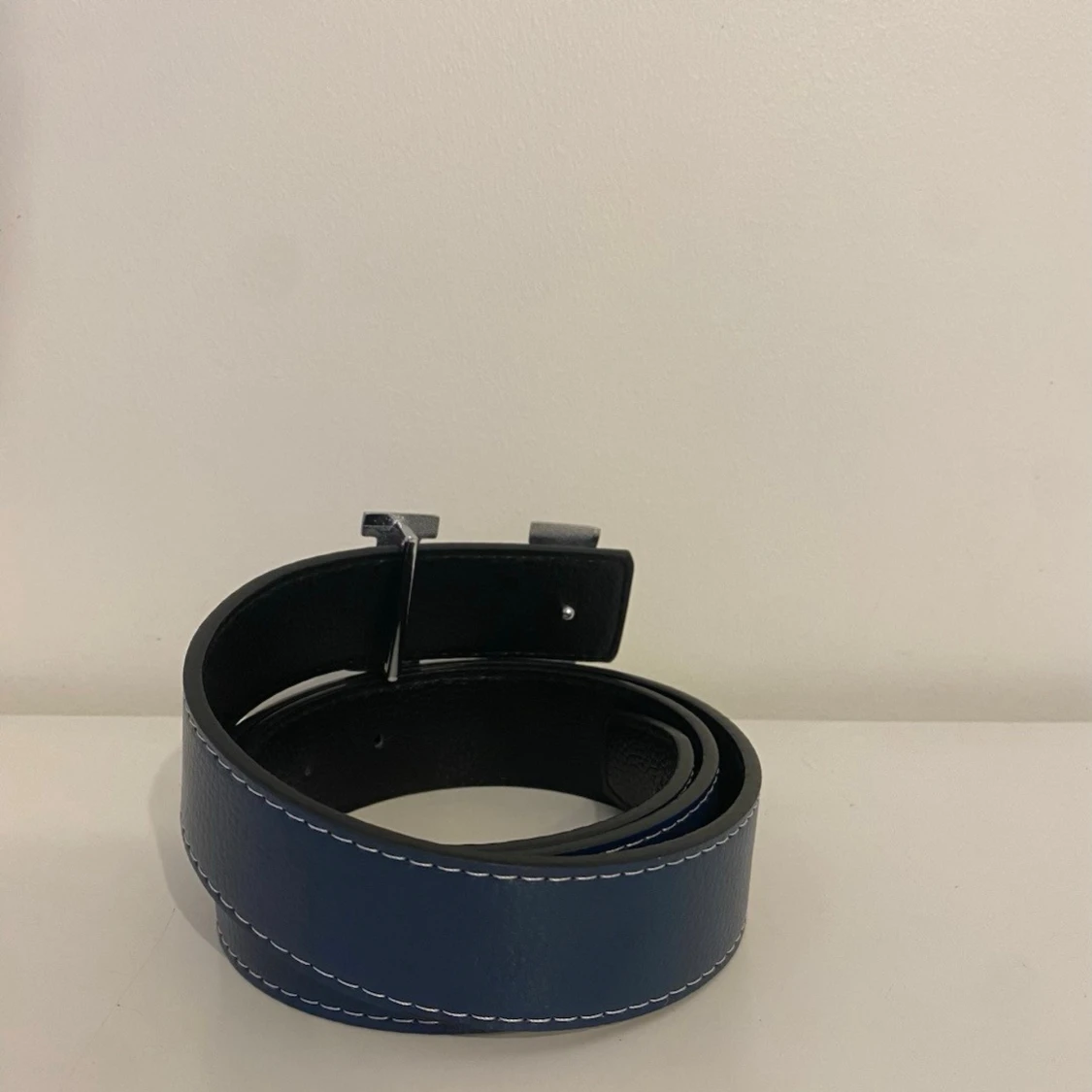 Blå skinnbälte med H-spänne - 1