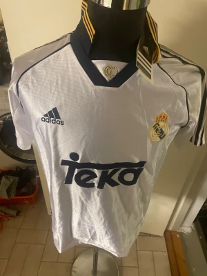 Real Madrid adidas  - Real Madrid tröja med taggen kvar helt ny storlek L