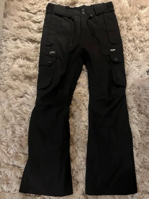 Dope Snow snowboardset – jacka & byxor (dam) - Säljer ett snyggt snowboardset från Dope Snow i mycket bra skick. Säljer båda för 2100kr. Storlek S på båda. 