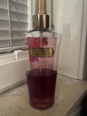 Victoria's Secret Pure Seduction Fragrance Mist 250ml - Fragrance mist från Victoria's Secret med doft av röd plommon och fresia. Volym: 250 ml. Perfekt för dig som vill ha en fräsch och ungdomlig touch i vardagen.