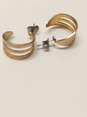 Örhängen - Vackra örhängen i enkel design. Guldfärgad metall.