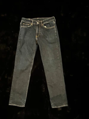 Mörkblå raka jeans - Snygga mörkblå jeans med raka ben och kontrastsömmar. Femficksmodell och normal passform. Tillverkade i slitstarkt denimtyg.