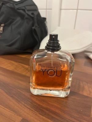 Emporio Armani Stronger With You - Modern parfym med stilren design från Emporio Armani. Flaskan har en djup orange färg och passar perfekt för dig som vill sticka ut. Perfekt för unga som söker en signaturdoft.