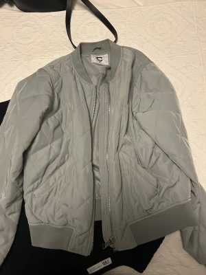 Grå quiltad bomberjacka  - Aldrig använd