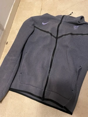 Nike Tech Fleece Liverpool - Säljer Nike Tech, Liverpool, Skön tröja och riktigt bra kvalité… Pris kan diskuteras