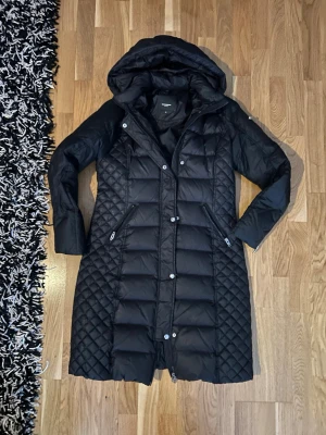 Rock and blue jacka - -Säljer min favoritjacka från rock and blue -Köpt 2019 men väldigt fint skick -Dragkedjan är sönder (se sista bilden), men är man försiktig kan man stänga jackan -Jag har knäppt med knapparna när jag velat stänga jackan -Avtagbar päls finns med -Storlek 40