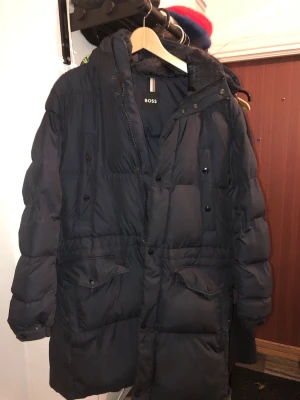 BOSS Condolo Vinterjacka - Knappt använd, super fräsch och varm vinterjacka från BOSS i storlek 46. Perfekt för vintern. Nypris 5800kr, säljes för 800 snabb affär. 