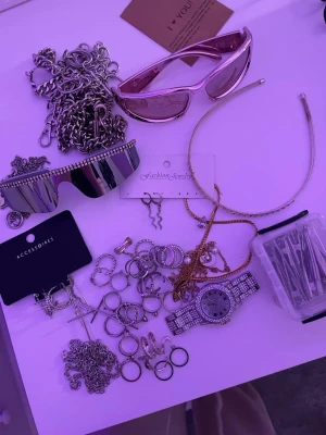 Smyckes sett -  smycken, solglasögon, ringar, massa acessoarer allt för 300kr. Pris kan diskuteras. Bra skick på klockan, endast använd 1 gång, dock synligt slitage på vissa ringar.