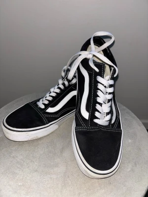 Vens skor  - Säljer dom för dom kom aldrig till användning, ja jag har använt dom en gång bara dom är som nya skulle jag säga storlek 40 förpackningen till Skorna finns inte kvar, LÄGG ETT RIMLIGT BUD!! Om du är intresserad av att köpa 