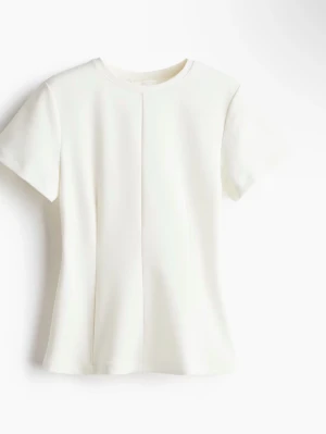 Vit skräddarsydd t-shirt - Säljer en stilren vit skräddarsydd t-shirt som går ing lite i midjan. Användes 1 gång men tyvärr kommer den inte till användning, så som ny! pris kan diskuteras